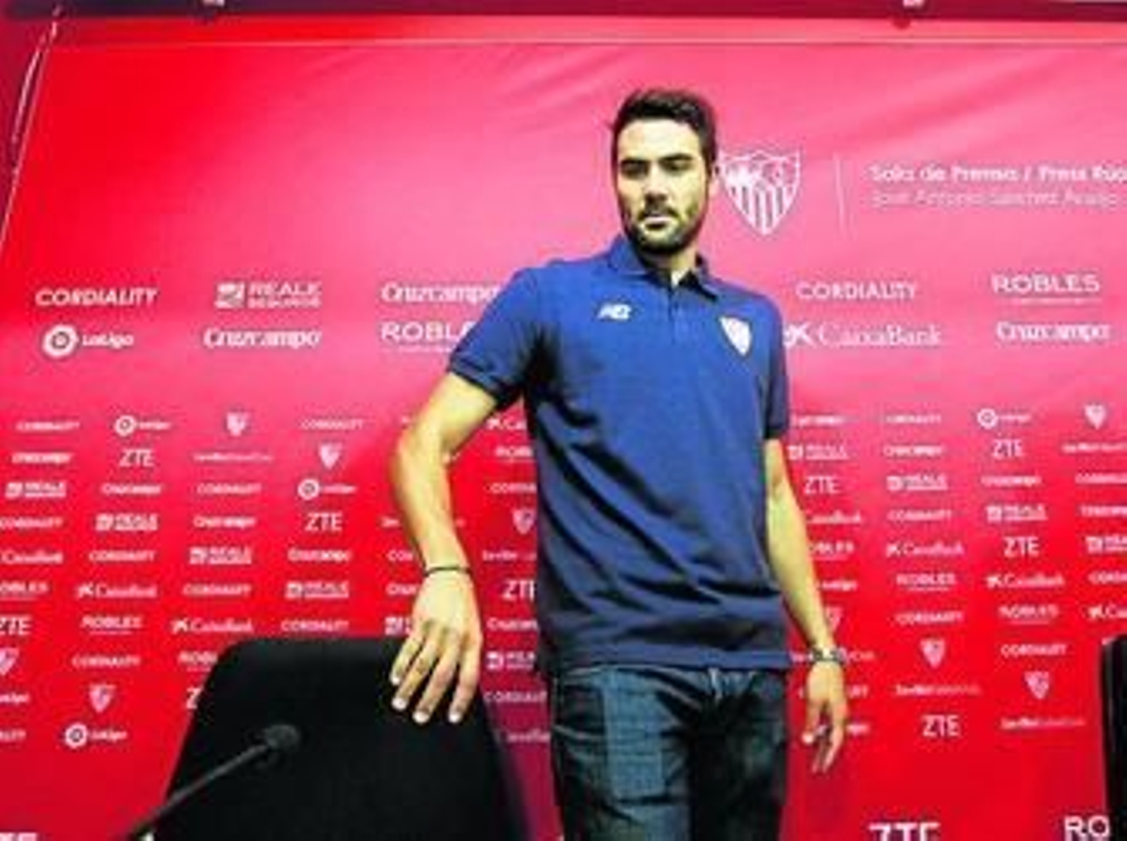Iborra se dispone a atender a la prensa tras su renovación.