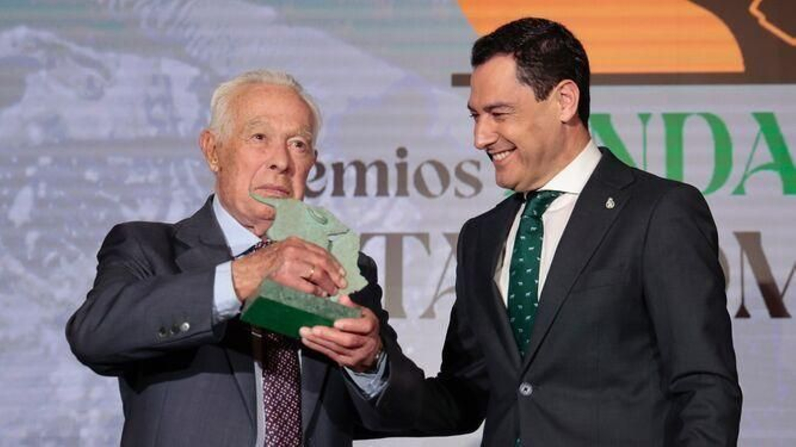 Curro Romero recoge el I Premio Andalucía de Tauromaquia de manos de Juama Moreno.