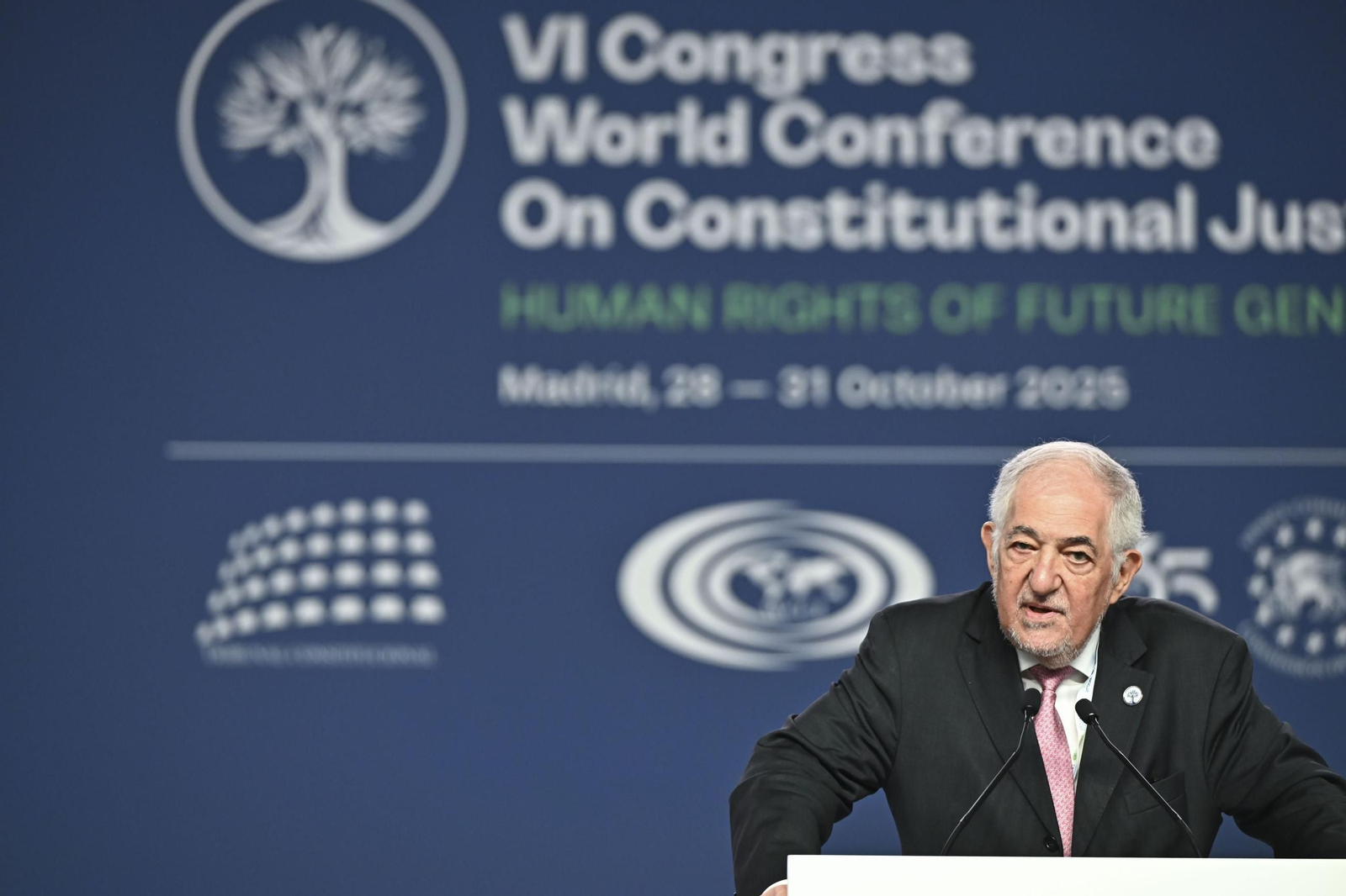 El presidente del Tribunal Constitucional, Cándido Conde-Pumpido, en la presentación de la VI Conferencia Mundial de Justicia Constitucional. El presidente del Tribunal Constitucional, Cándido Conde-Pumpido, en la presentación de la VI Conferencia Mundial de Justicia Constitucional.