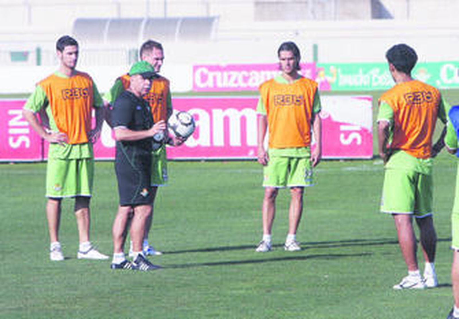 Tapia dirige un ejercicio en el entrenamiento.