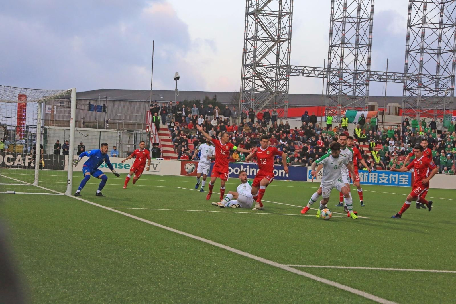 Una acción del Gibraltar-Irlanda disputado en el Victoria Stadium.