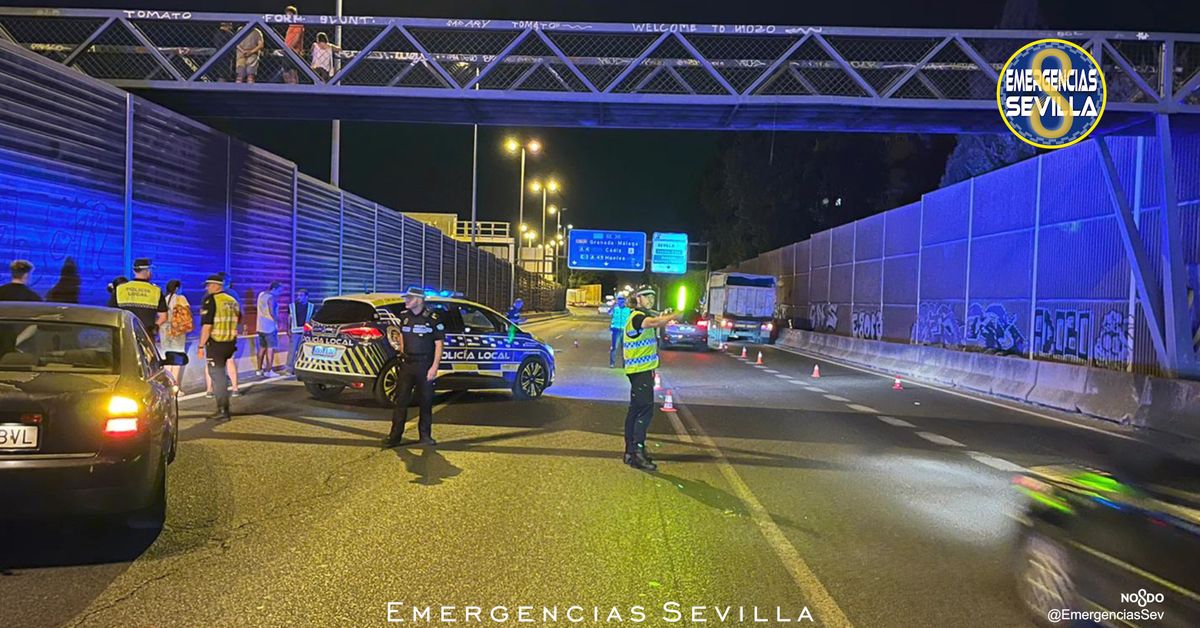 Dos heridos tras chocar un camión con dos coches en la SE-30