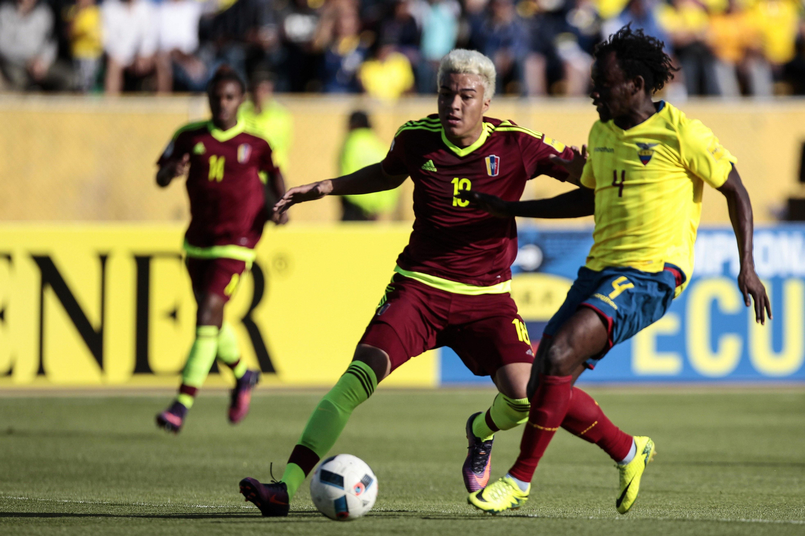 Peñaranda control el balón ante un jugador de Ecuador durante un partido de clasificación para el Mundial de Rusia.