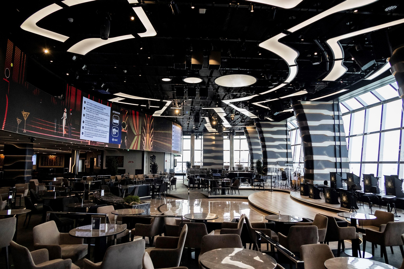 Imágenes de la visita del crucero MSC Euribia al puerto de Cádiz