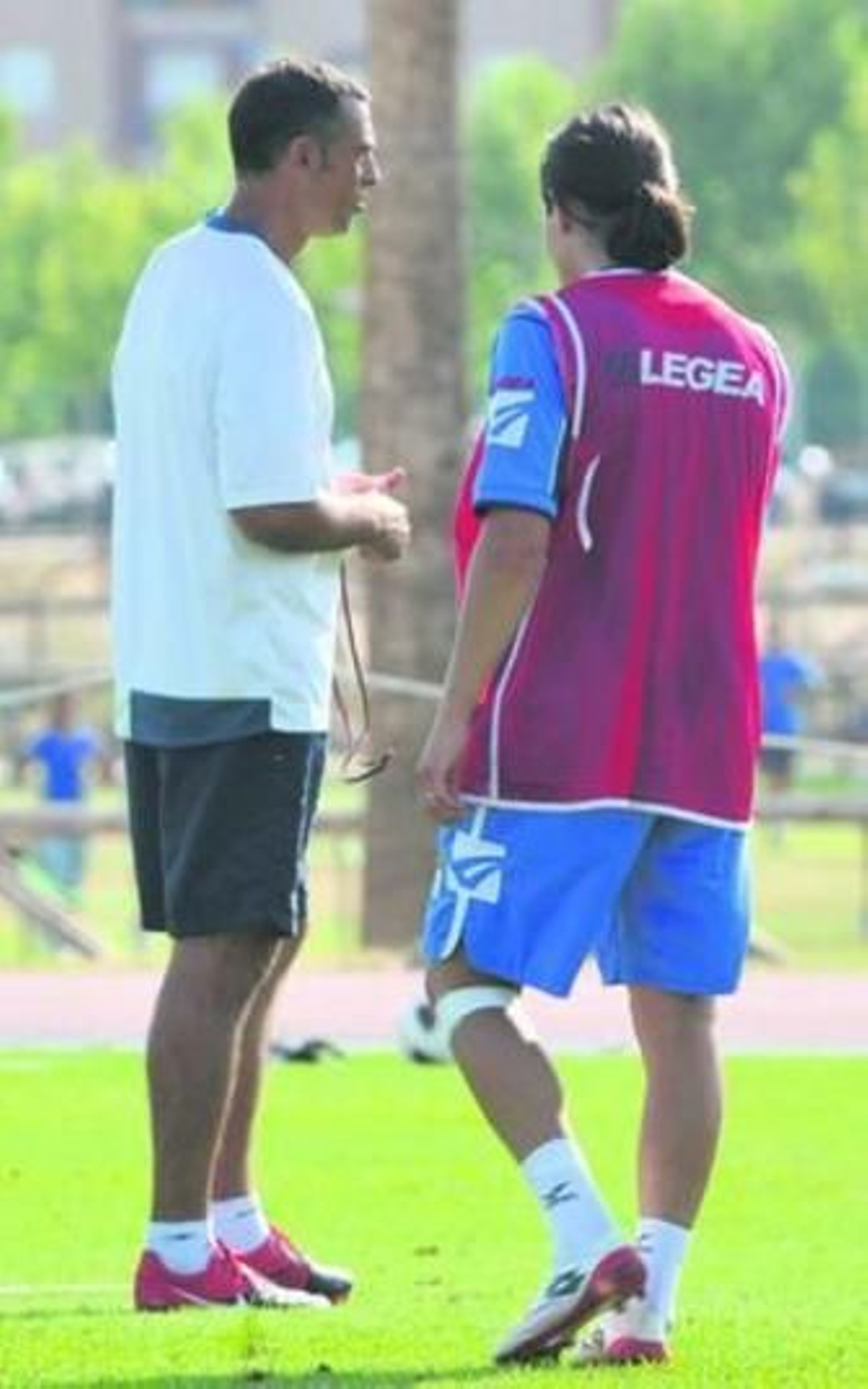 Javi López conversa con Llorente en un entrenamiento.