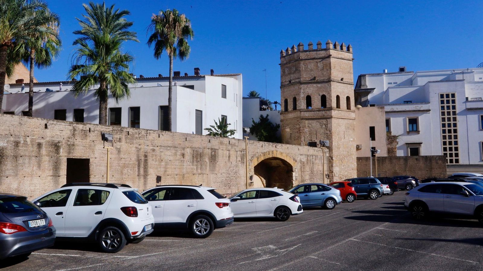 Un tramo de la muralla islámica de Sevilla con la Torre de la Plata en si final.