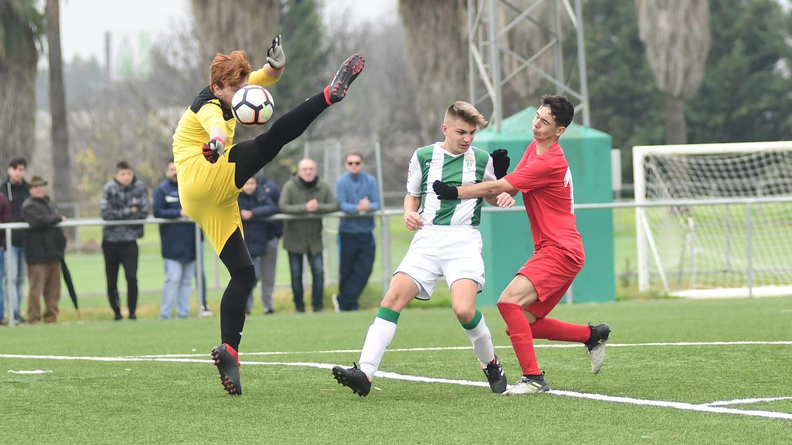 Rafa Arcos y Villodres intenta evitar el disparo de un jugador del Sevilla.