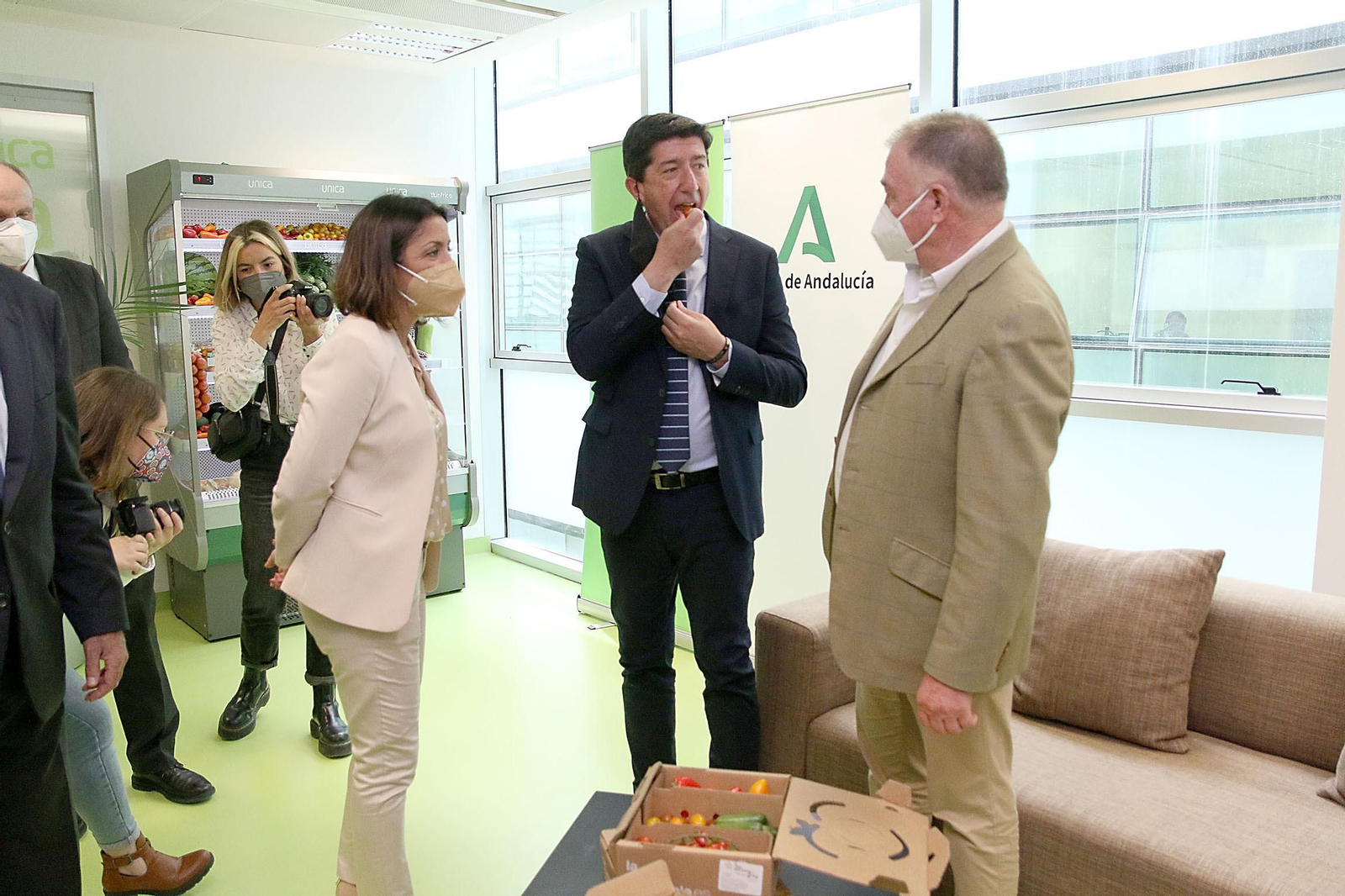 Fotogalería de la visita de Juan Marín a Kimitec, al PITA y a Unica Group