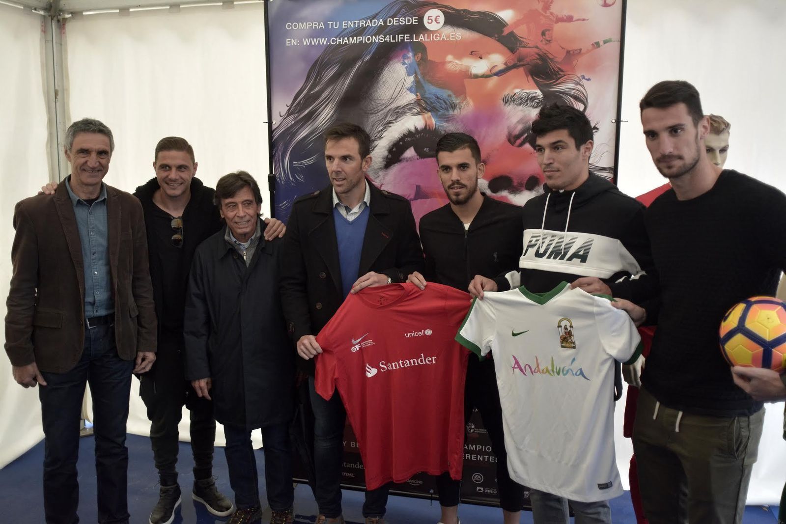 Antonio Álvarez, Joaquín, Paco Chaparro, Marchena, Dani Ceballos, Diego González y Sergio Rico, en la presentación.