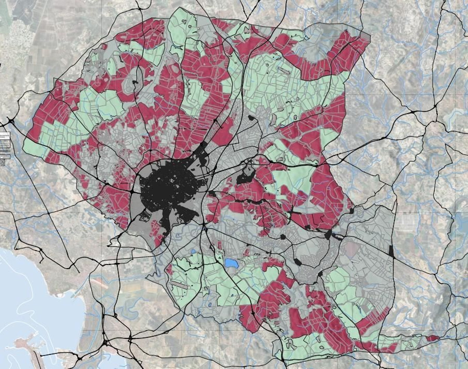 En verde, zonas aptas para la implantación de plantas fotovoltaicas en el término municipal jerezano; en rojo, zonas no aptas y en gris zonas con algún tipo de protección.