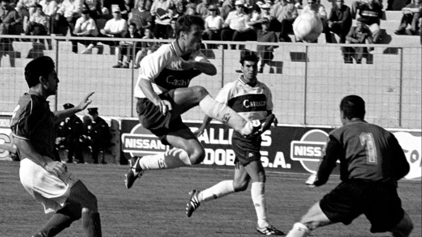 Antonio salta para despejar un balón en el área azulina en el partido de la temporada 00/01 en la única cita que ha ganado el Deportivo en Linarejos.