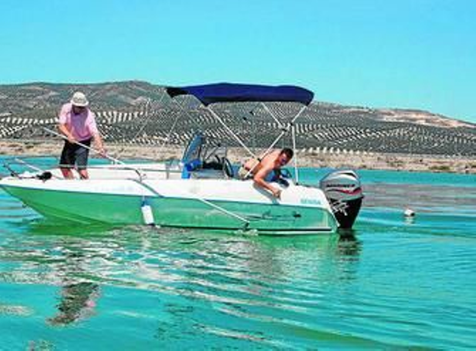 Actividades de limpieza que realizan los socios del club en el embalse de Vadomojón. Actividades de limpieza que realizan los socios del club en el embalse de Vadomojón.