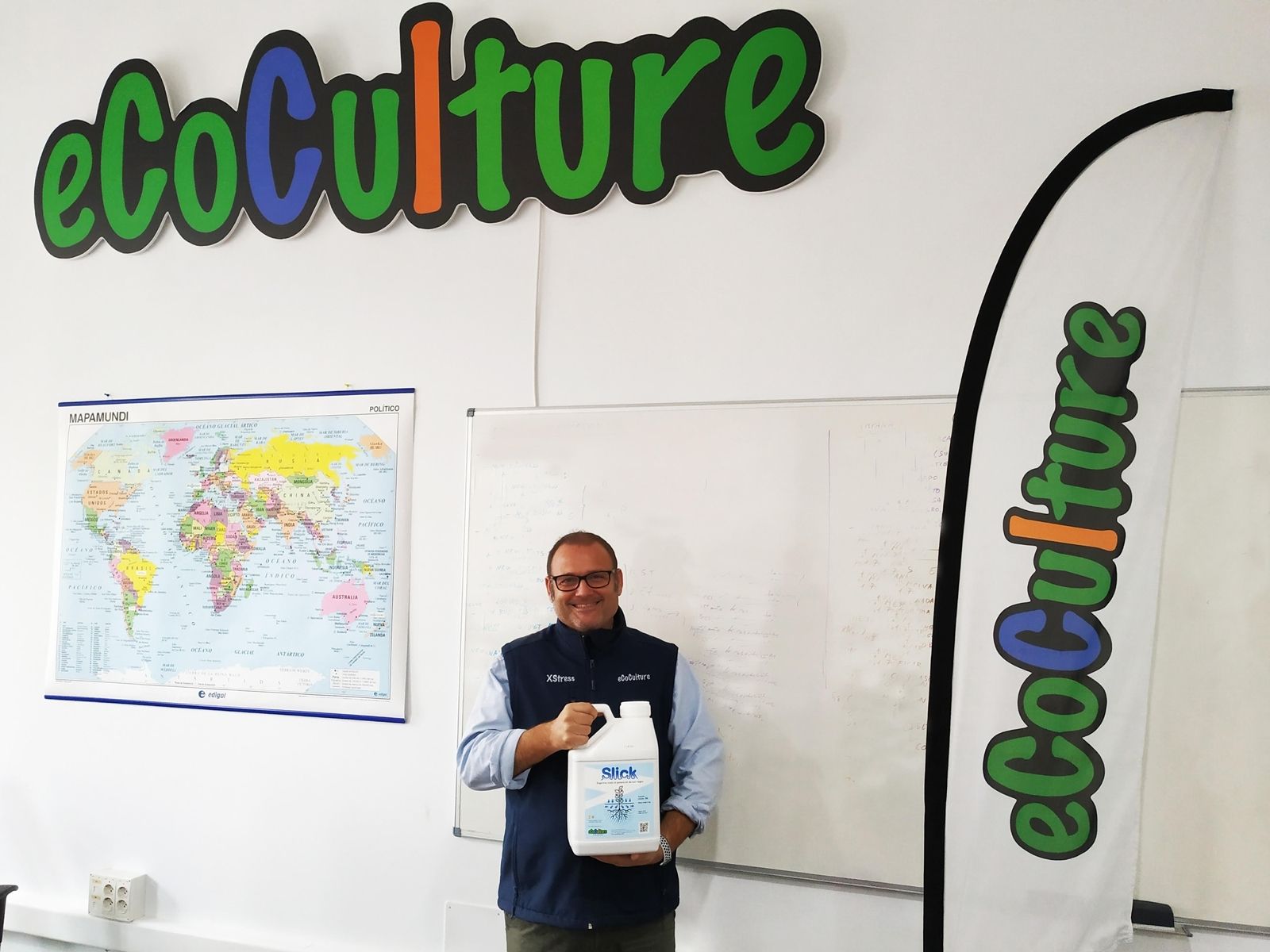 El gerente de Ecoculture Biosciences, Ángel Ruiz Serna, con el nuevo producto.