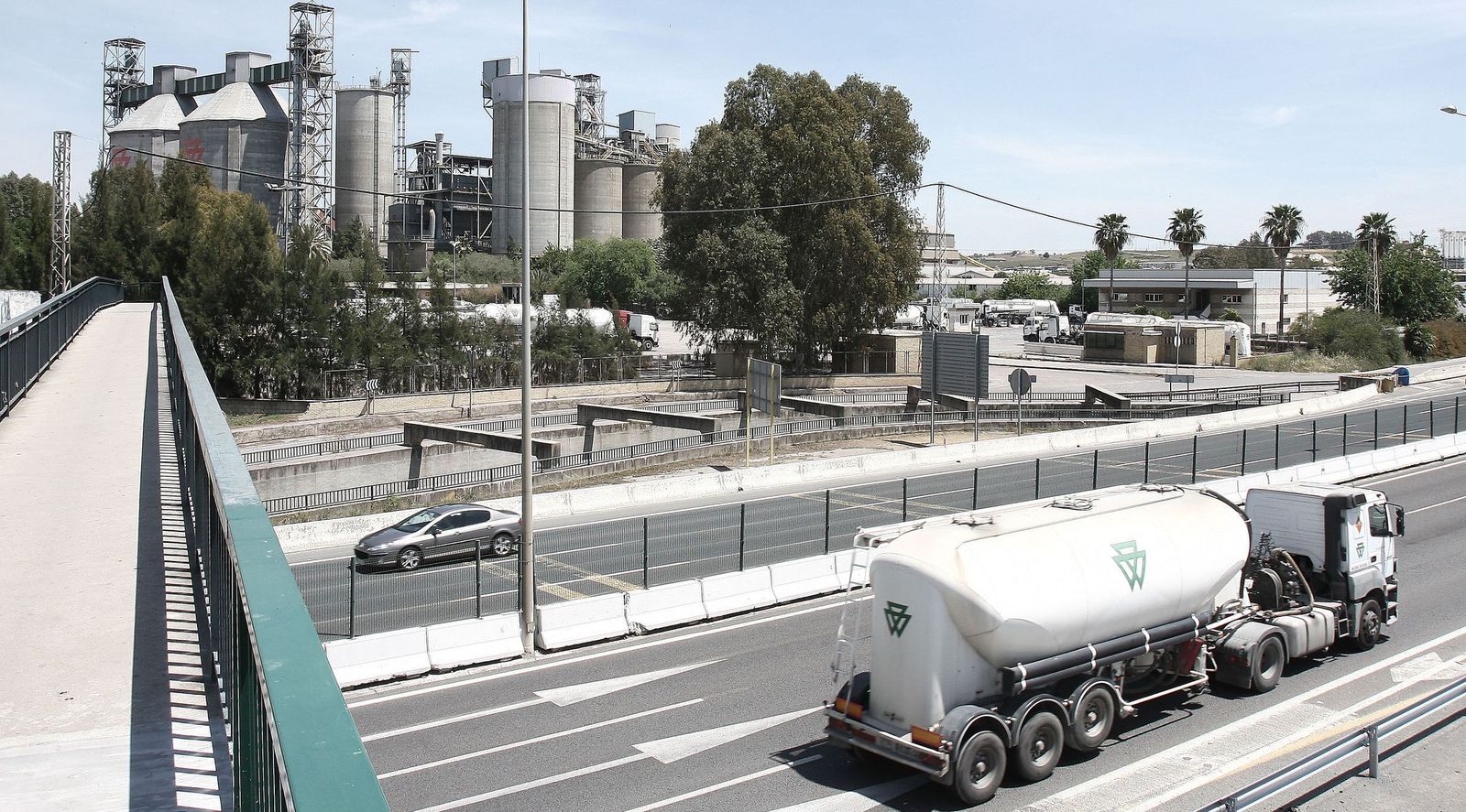 La autovía A-92 a su paso por la cementera de Alcalá de Guadaíra.