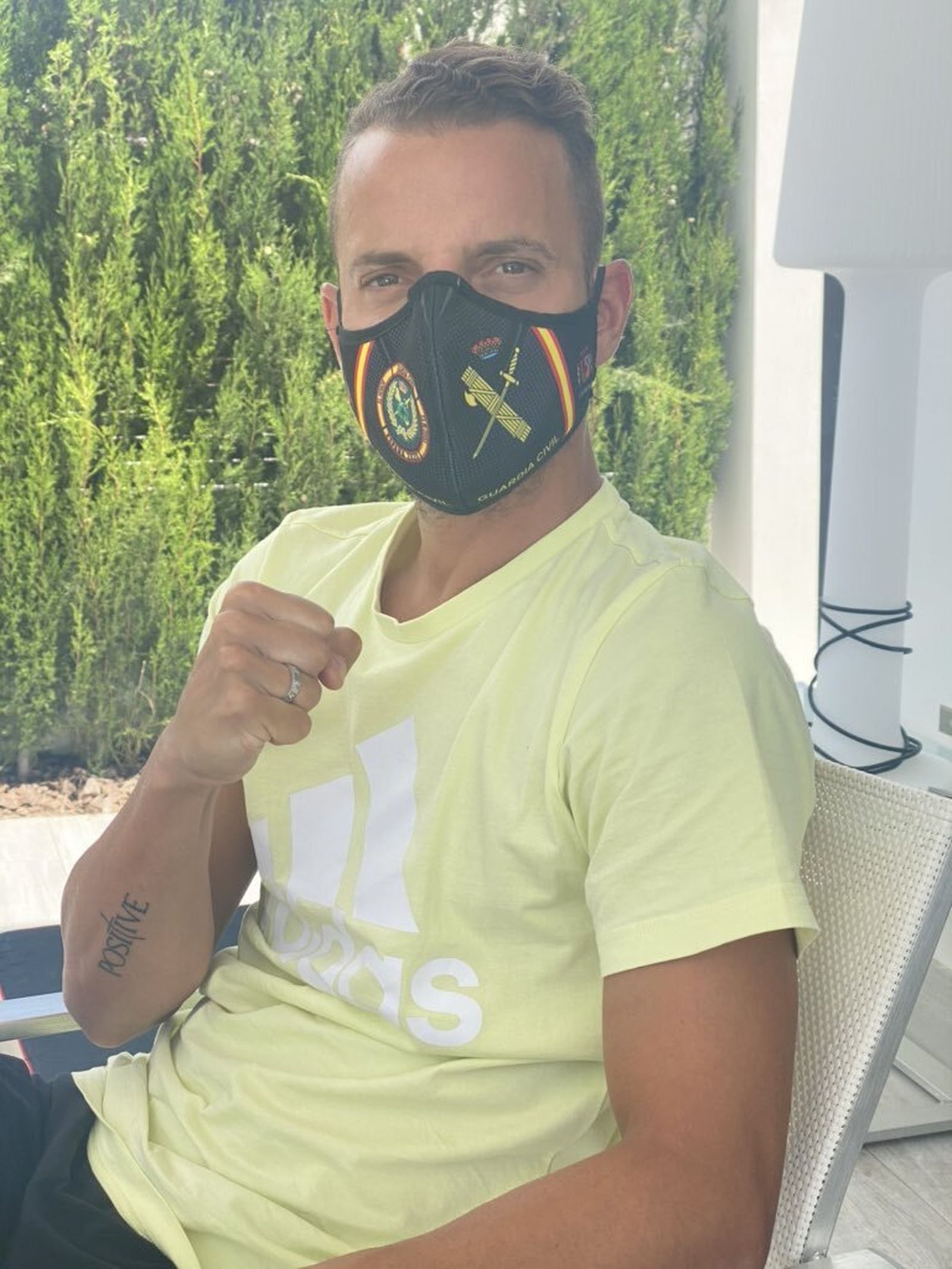 Soldado muestra su apoyo a la Benemérita