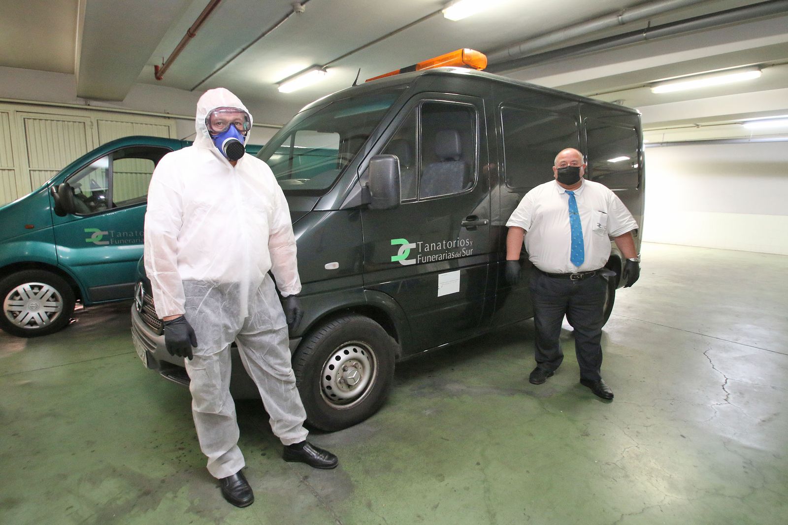 Personal del Tanatorio del Sur equipados con EPI para realizar un servicio