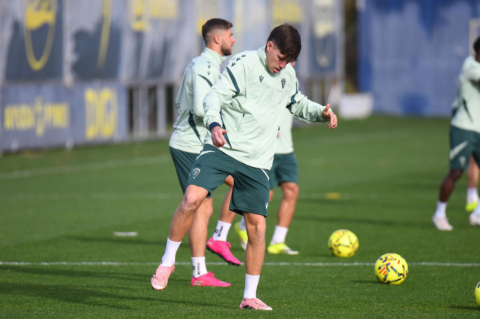 Iker Recio espera acompañante en el centro de la defensa.