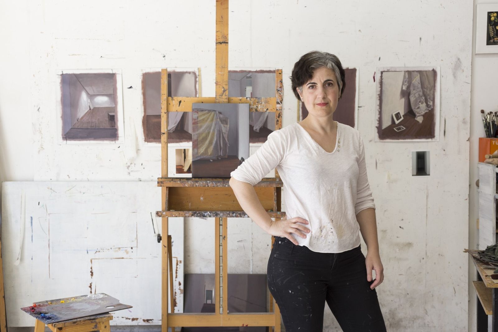 Cristina Megía posa en su estudio ante alguna de sus creaciones.