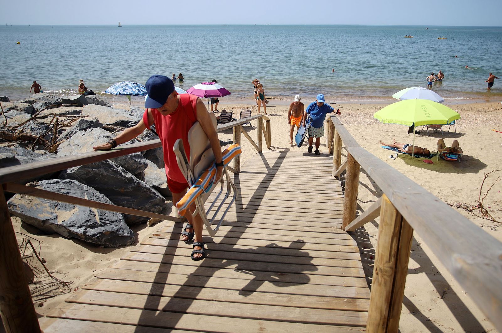 Imágenes del caluroso fin de semana en las playas de Huelva