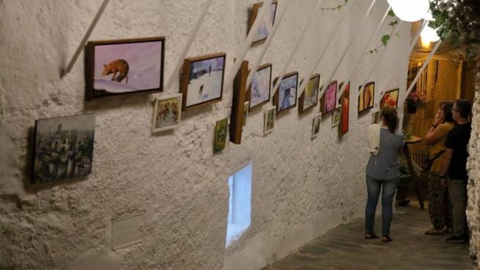 Pinturas en una de las empinadas calles del municipio