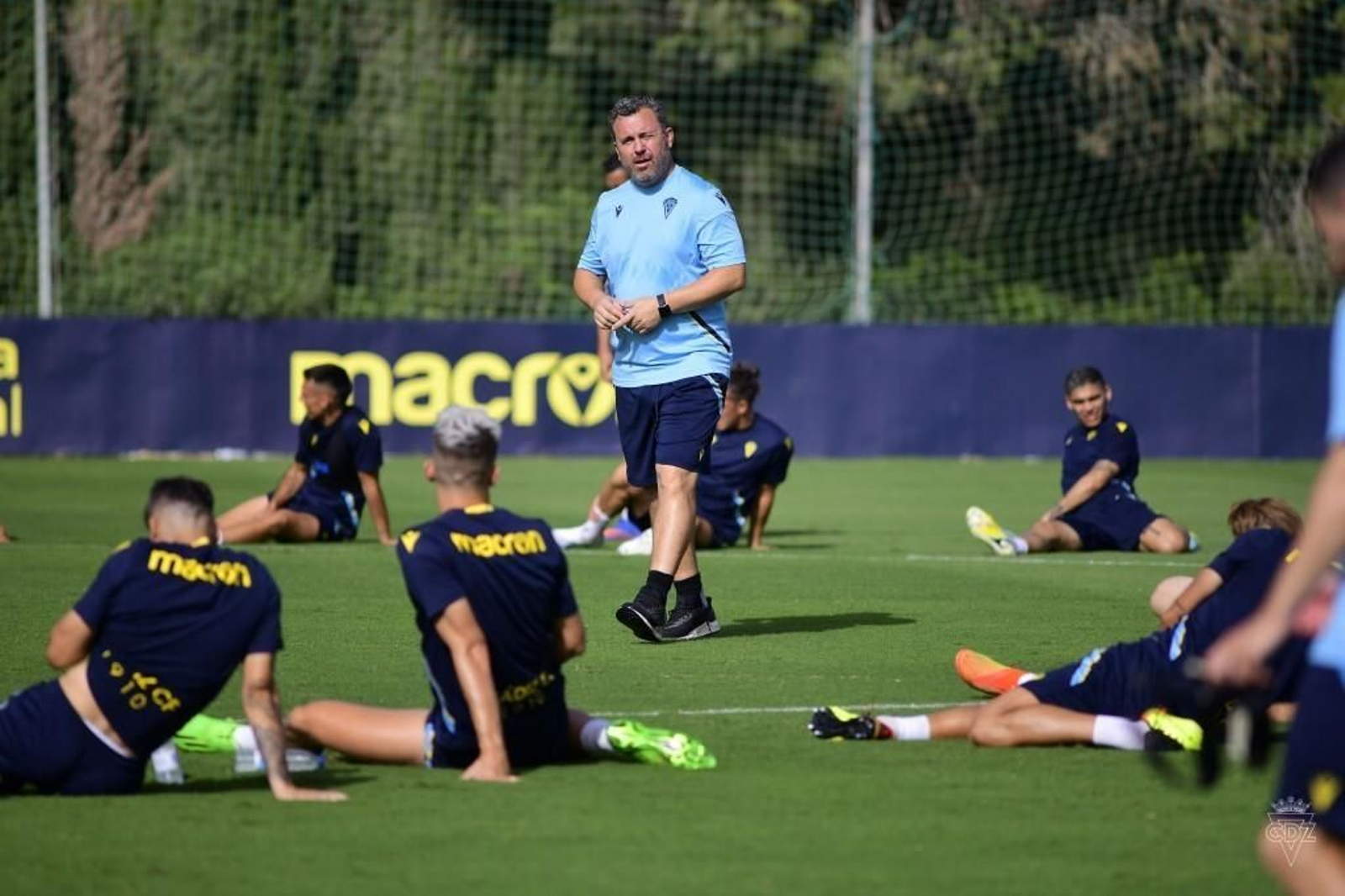Sergio observa la sesión de estiramiento de sus pupilos.