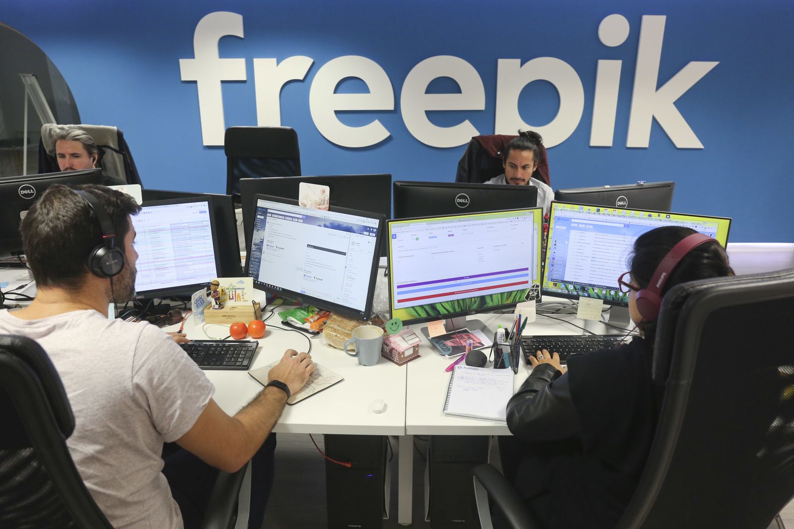 Informáticos y diseñadores en la empresa malagueña Freepik.