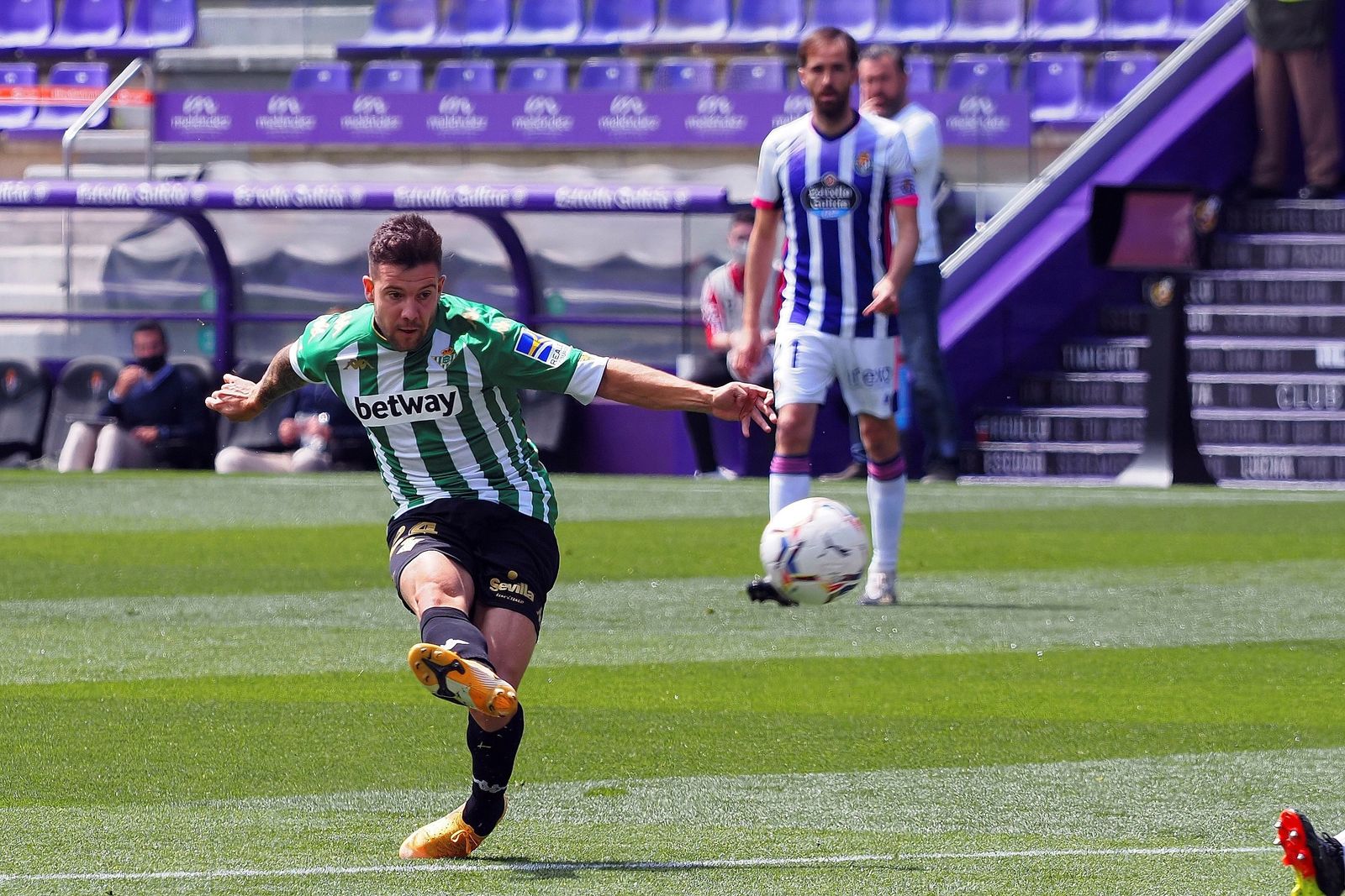 Aitor Ruibal chuta a portería en el Nuevo Zorrilla.