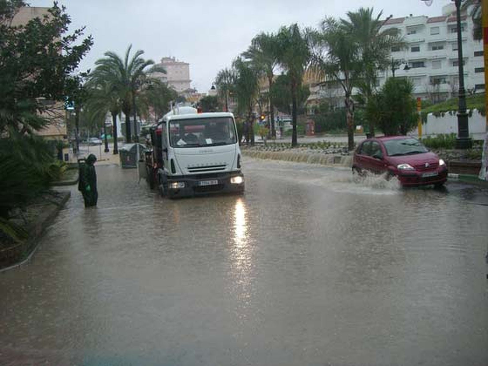 En pocos minutos, las calles de Estepona quedaron anegadas.

Foto: Agencias