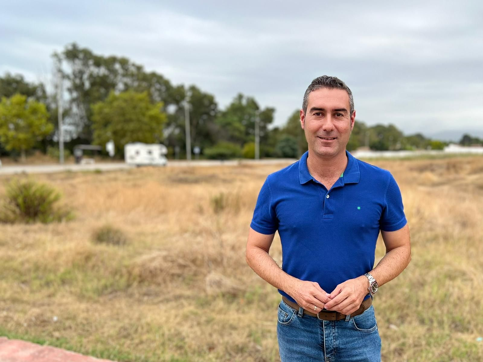 El concejal del PP barreño, Pablo García, en los terrenos donde se levantará el instituto.