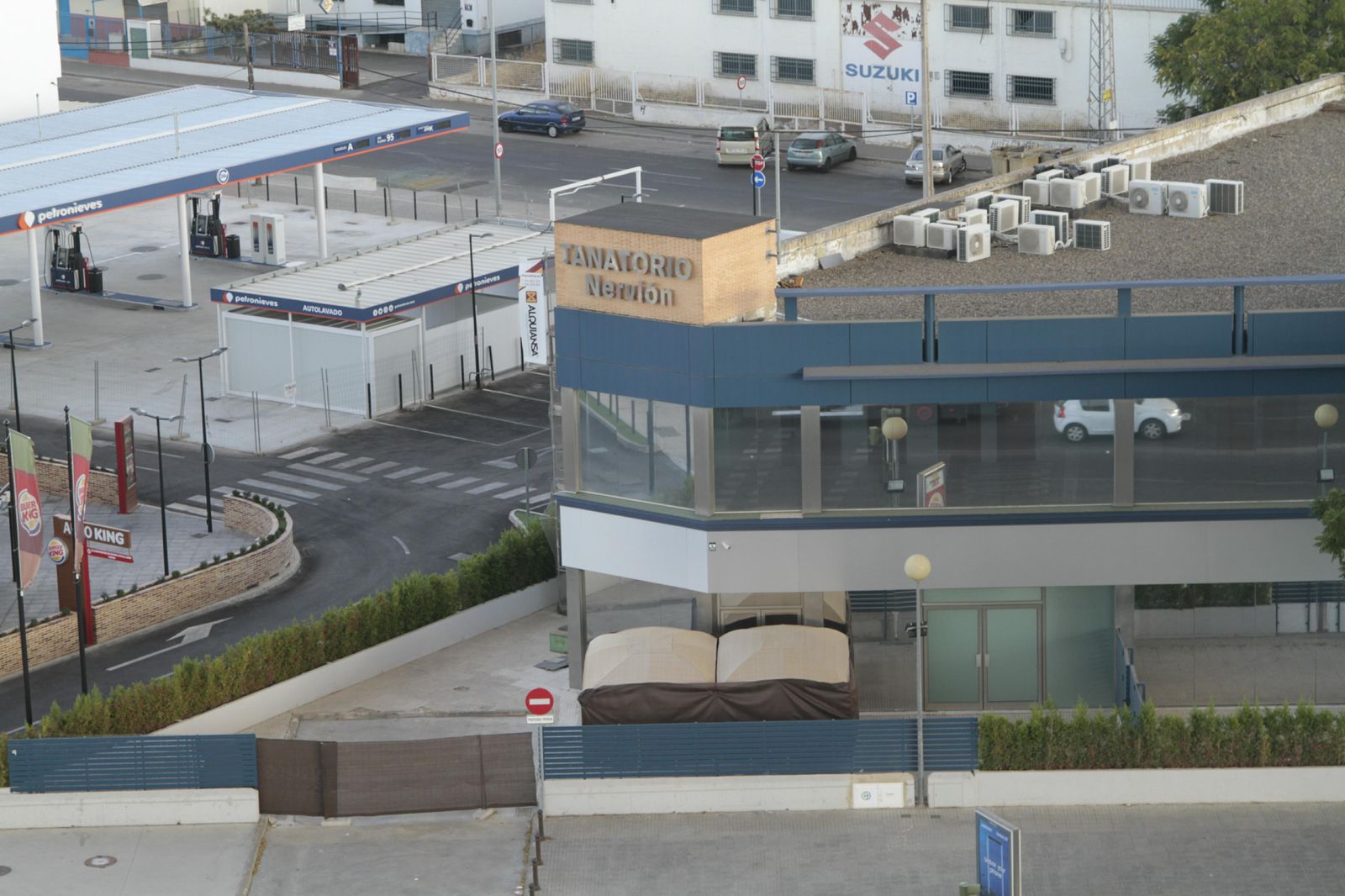 El tanatorio, con la pérgola y los toldos que impiden la visibilidad de las maniobras de los empleados para trasladar los féretros.