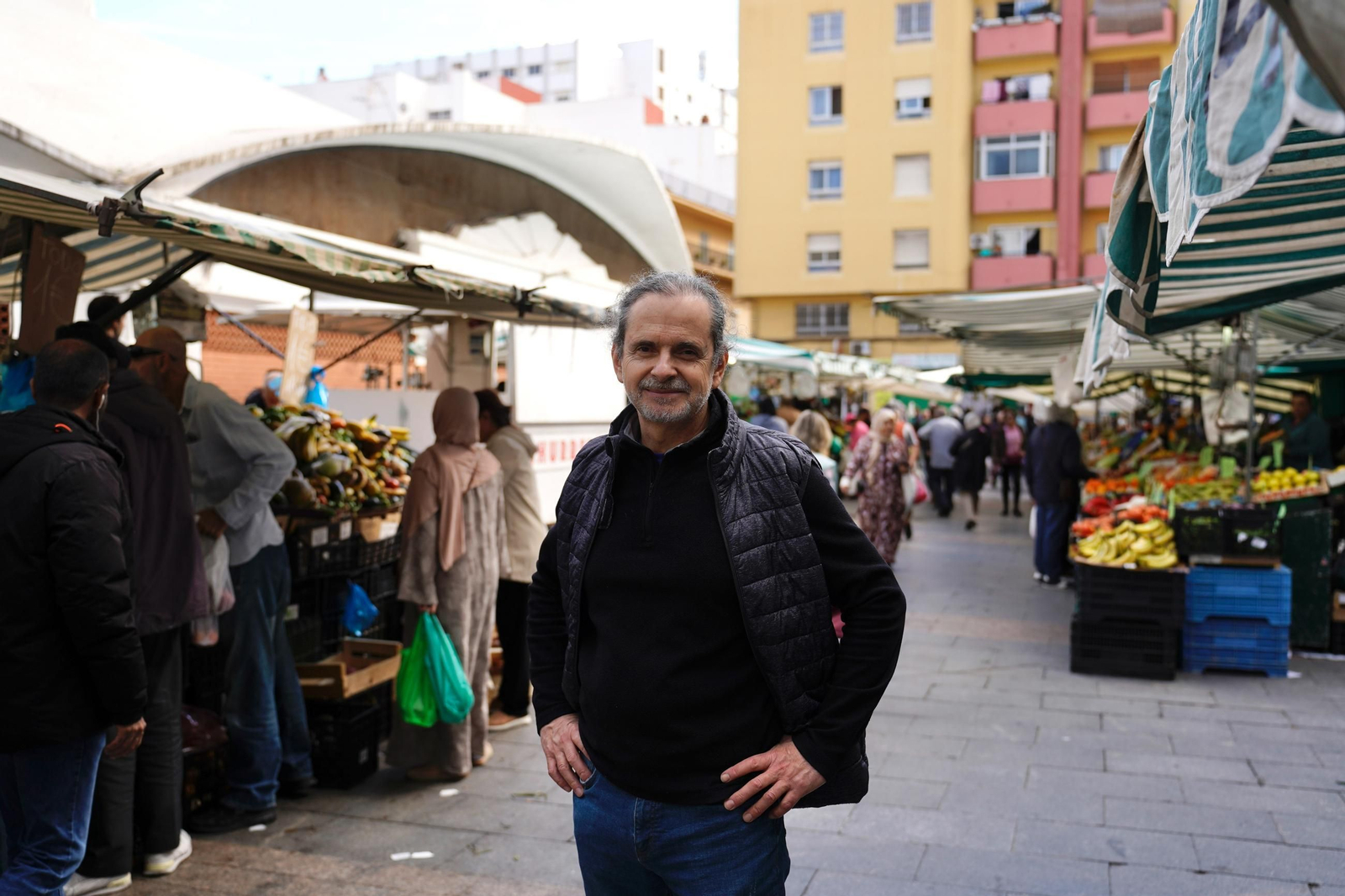 Alvar Haro nació en París en 1964, hijo del escultor Juan Haro y de una de las hijas de Sánchez Arcas, el arquitecto del mercado de Algeciras.