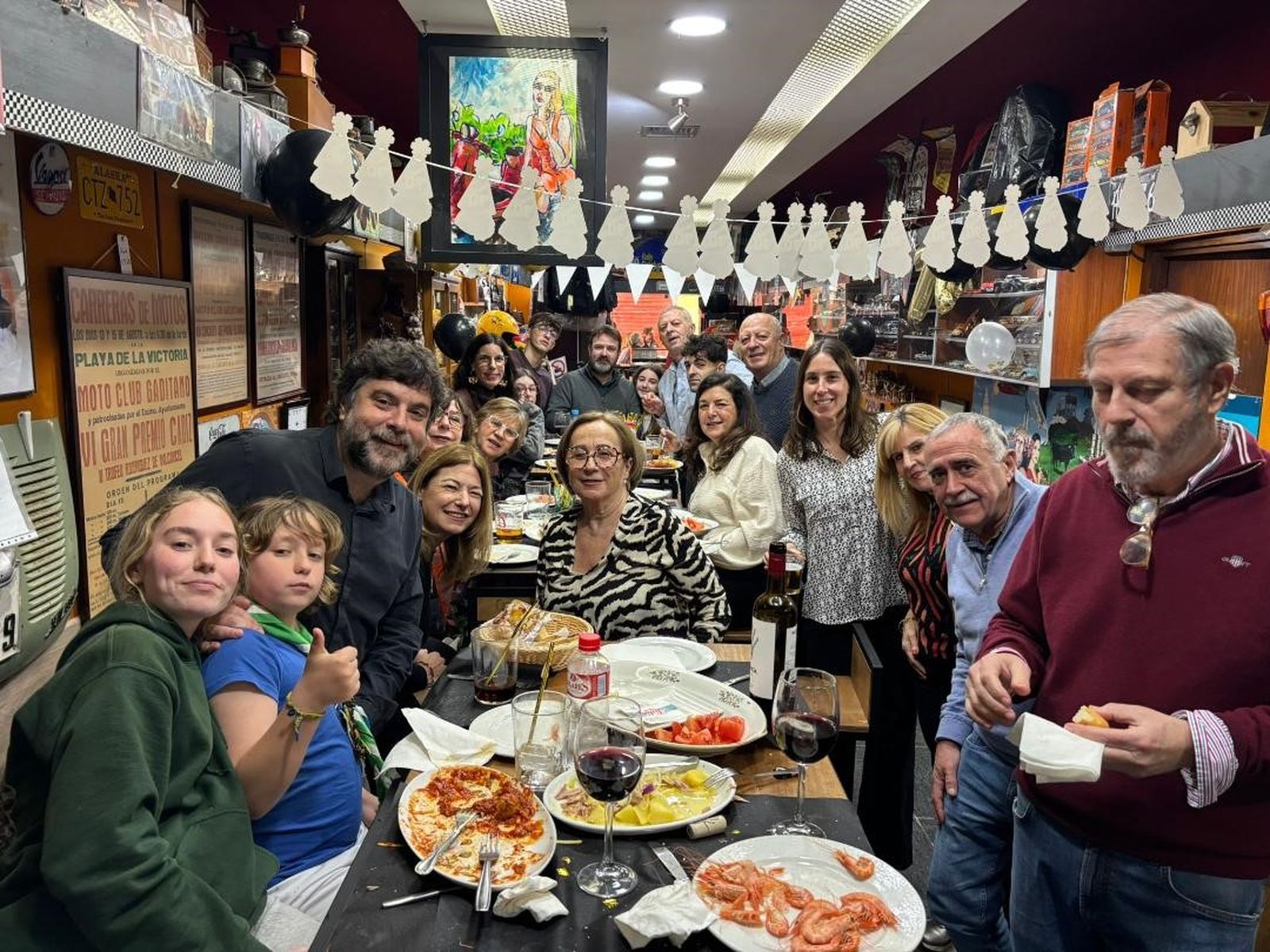 La anfitriona, María Gloria Nieto, rodeada del grupo de familiares y amigos durante la celebración de los 70 cumpleaños en el Rincón de Pelayo.