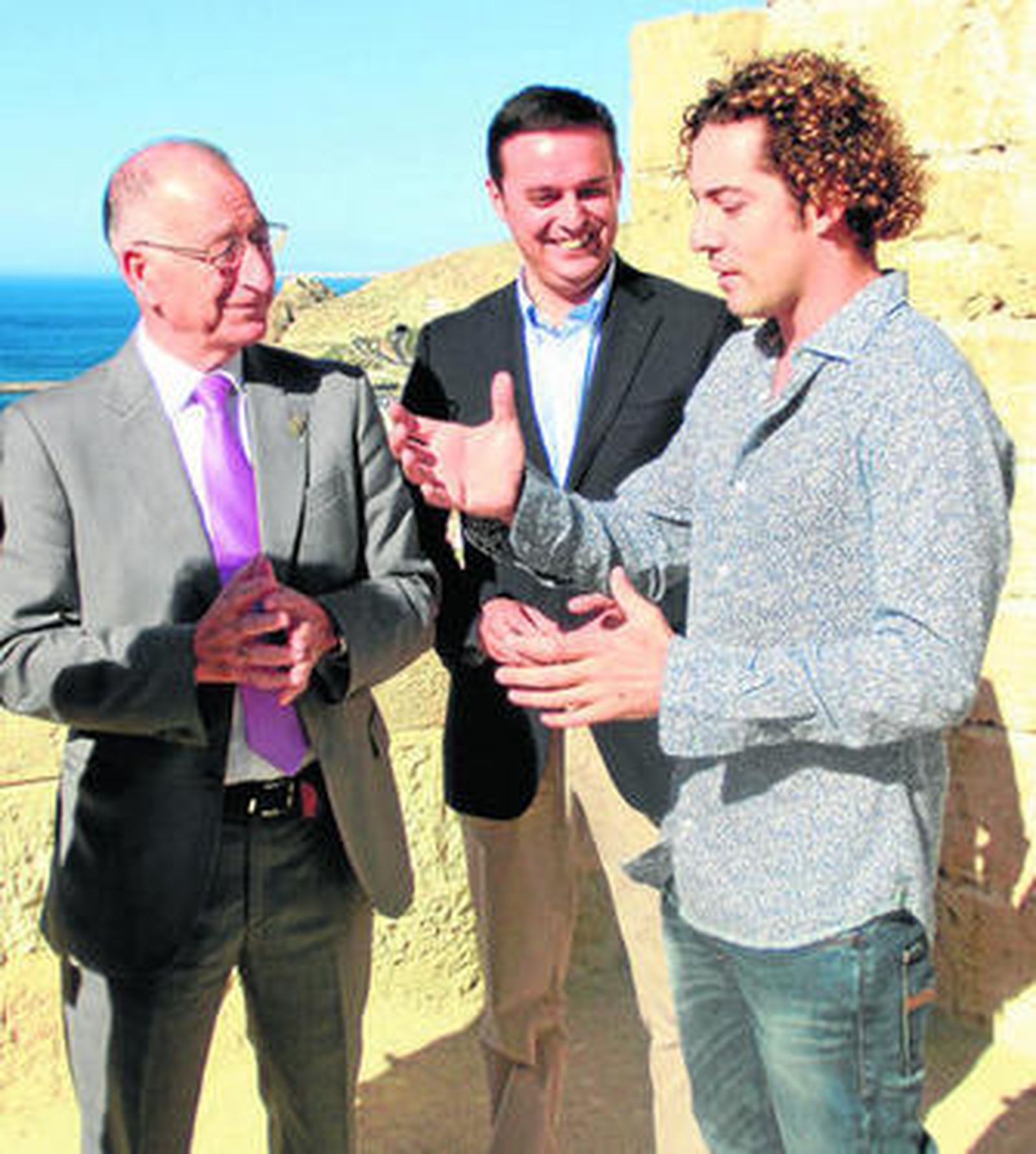 Presidente y vicepresidente de la Diputación junto a David Bisbal durante la grabación del vídeo en mayo.