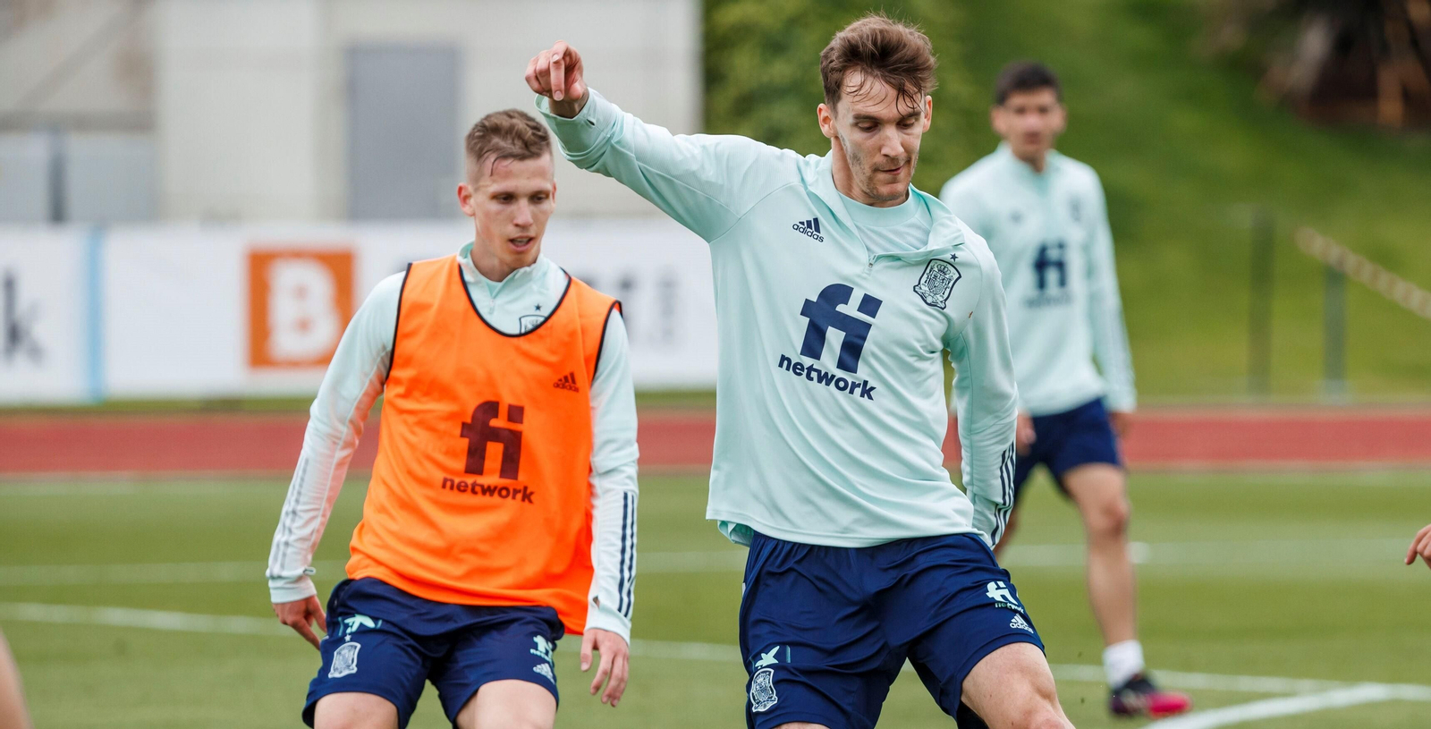 Diego Llorente, en un entrenamiento reciente junto a Dani Olmo.