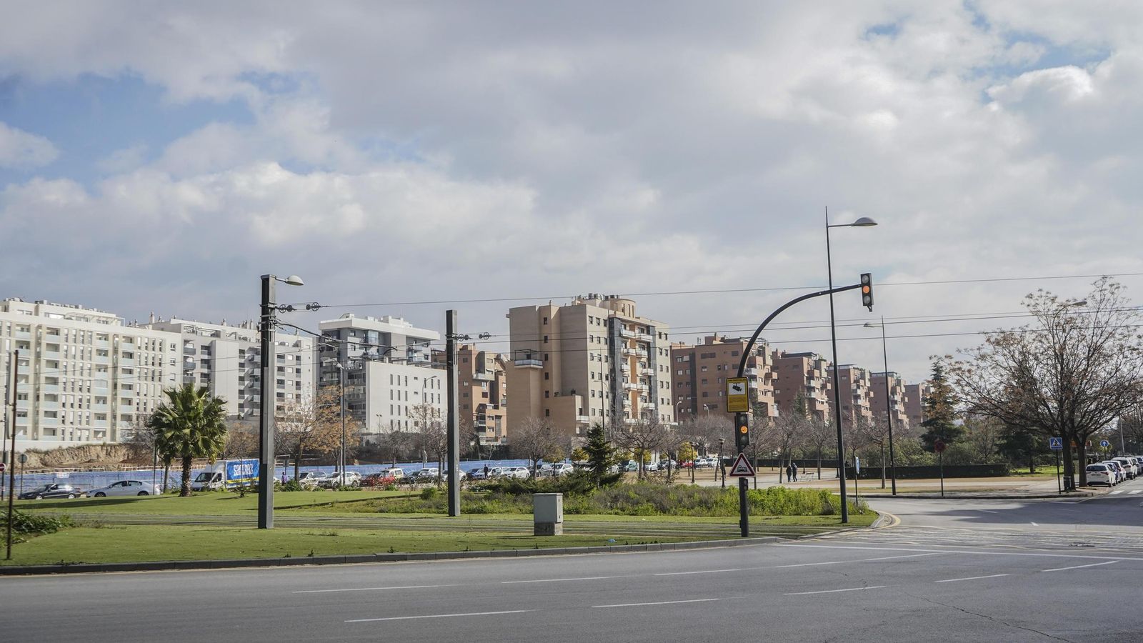 La Avenida Federico García Lorca es columna vertebral del barrio.