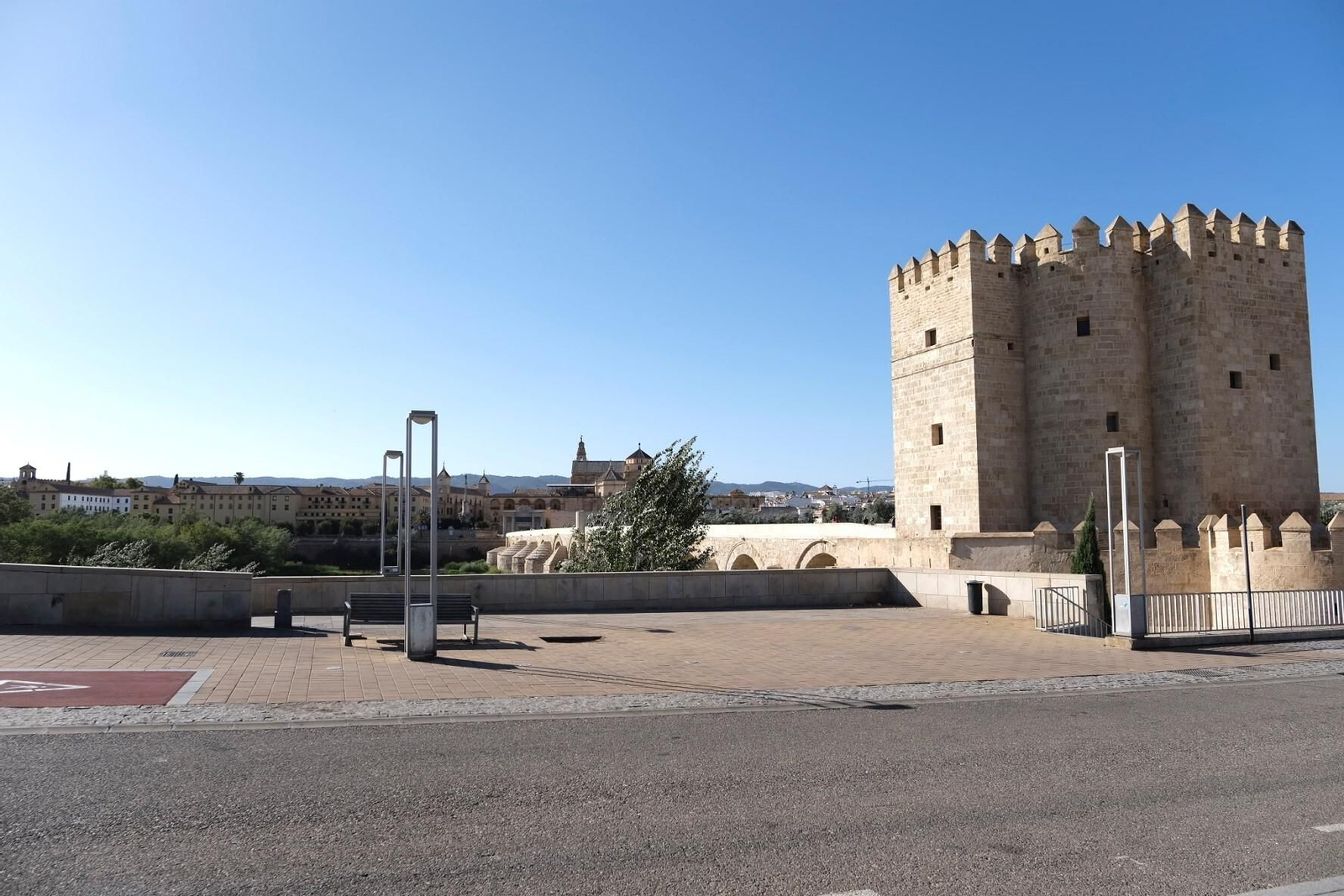 Un paseo en fotografías por la Córdoba desierta de agosto