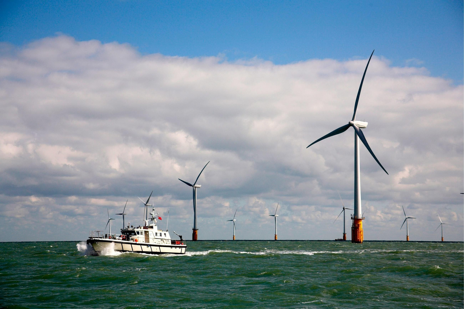 Parque eólico marino de la empresa Vattenfall situado en la costa del sudeste de Inglaterra. Parque eólico marino de la empresa Vattenfall situado en la costa del sudeste de Inglaterra.