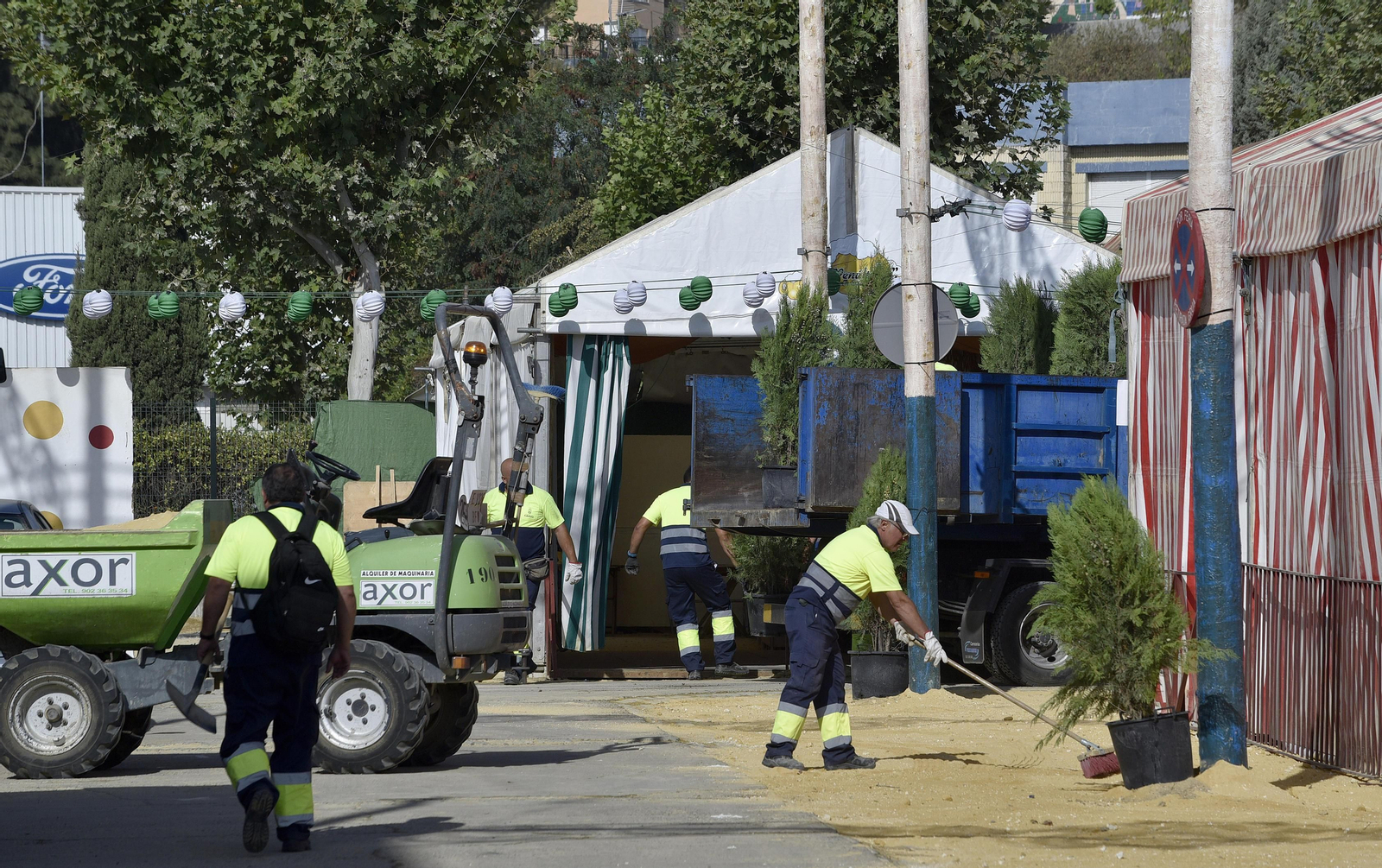 Operarios municipales trabajando en el recinto de la Feria de Camas en 2018.
