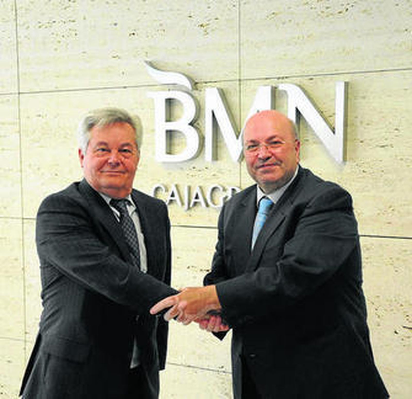 Antonio Jara (i) y Diego Martínez, tras la firma del convenio.