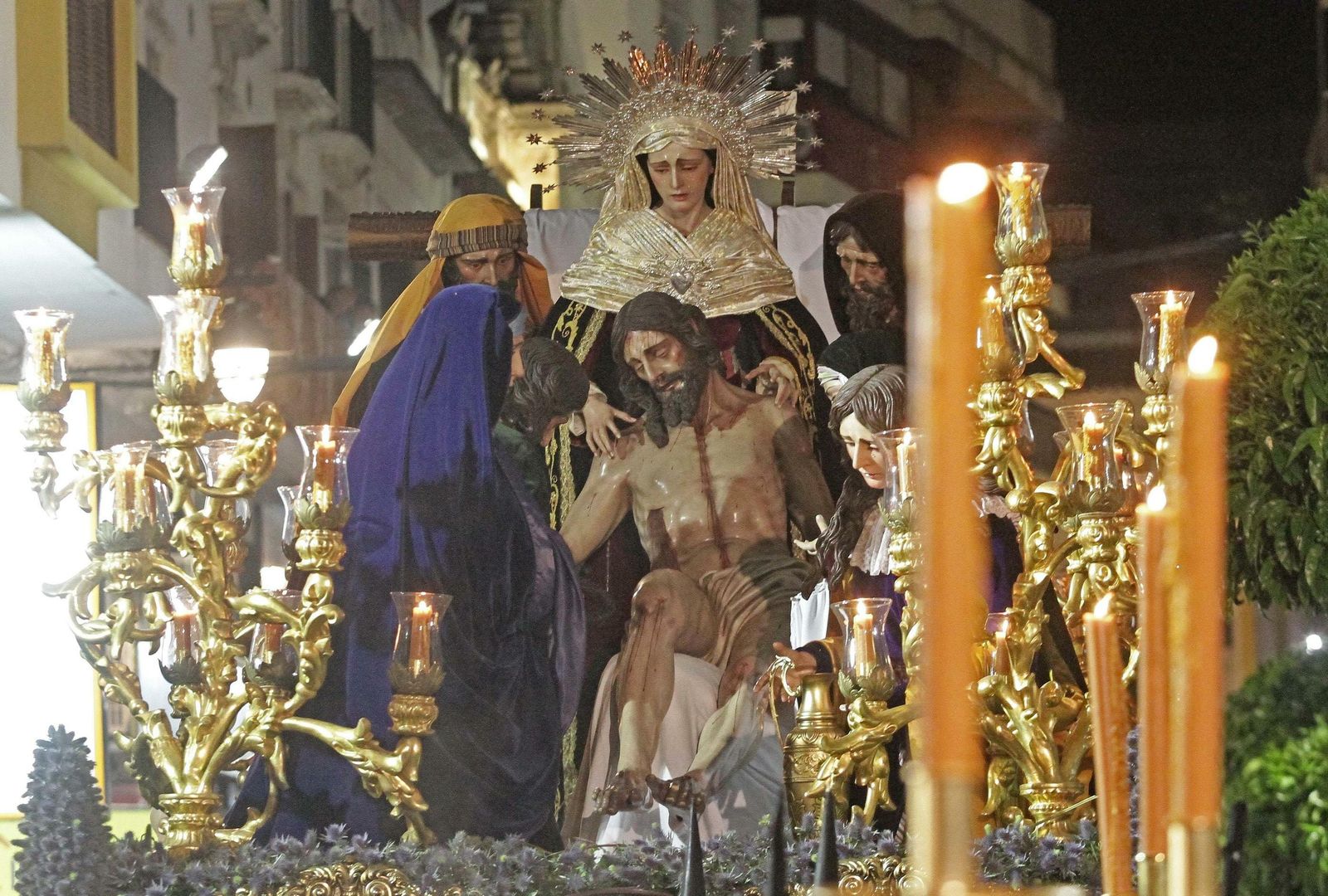 El Misterio de la Sagrada Mortaja, durante su tránsito por la Carrera Oficial en la noche del Viernes Santo