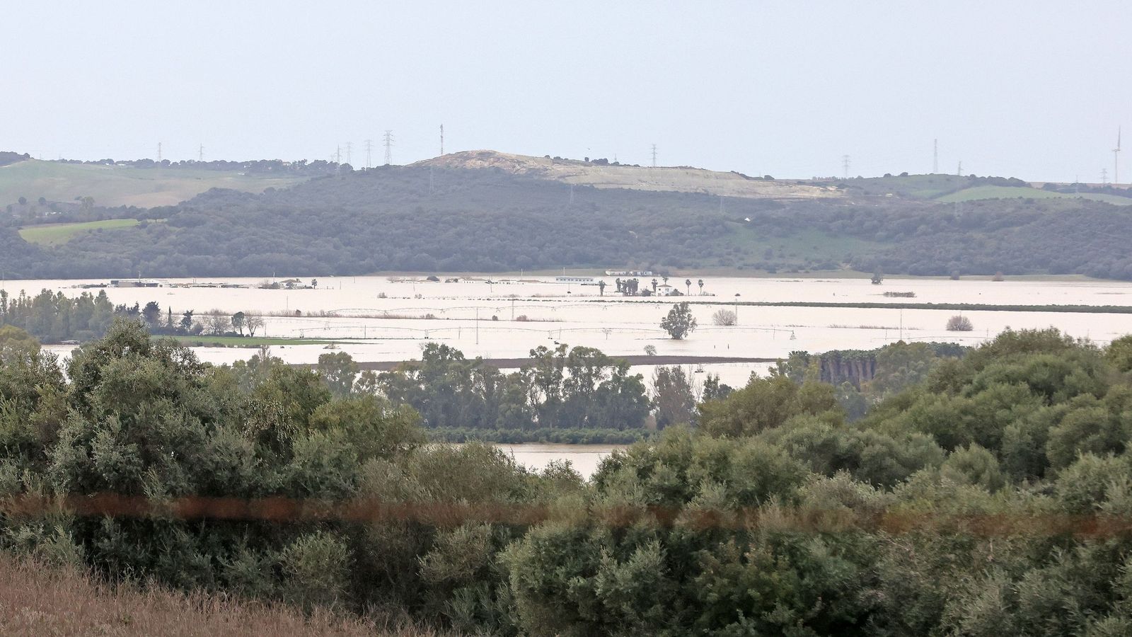 El Guadalete comienza a bajar su nivel poco a poco por la zona rural de Jerez