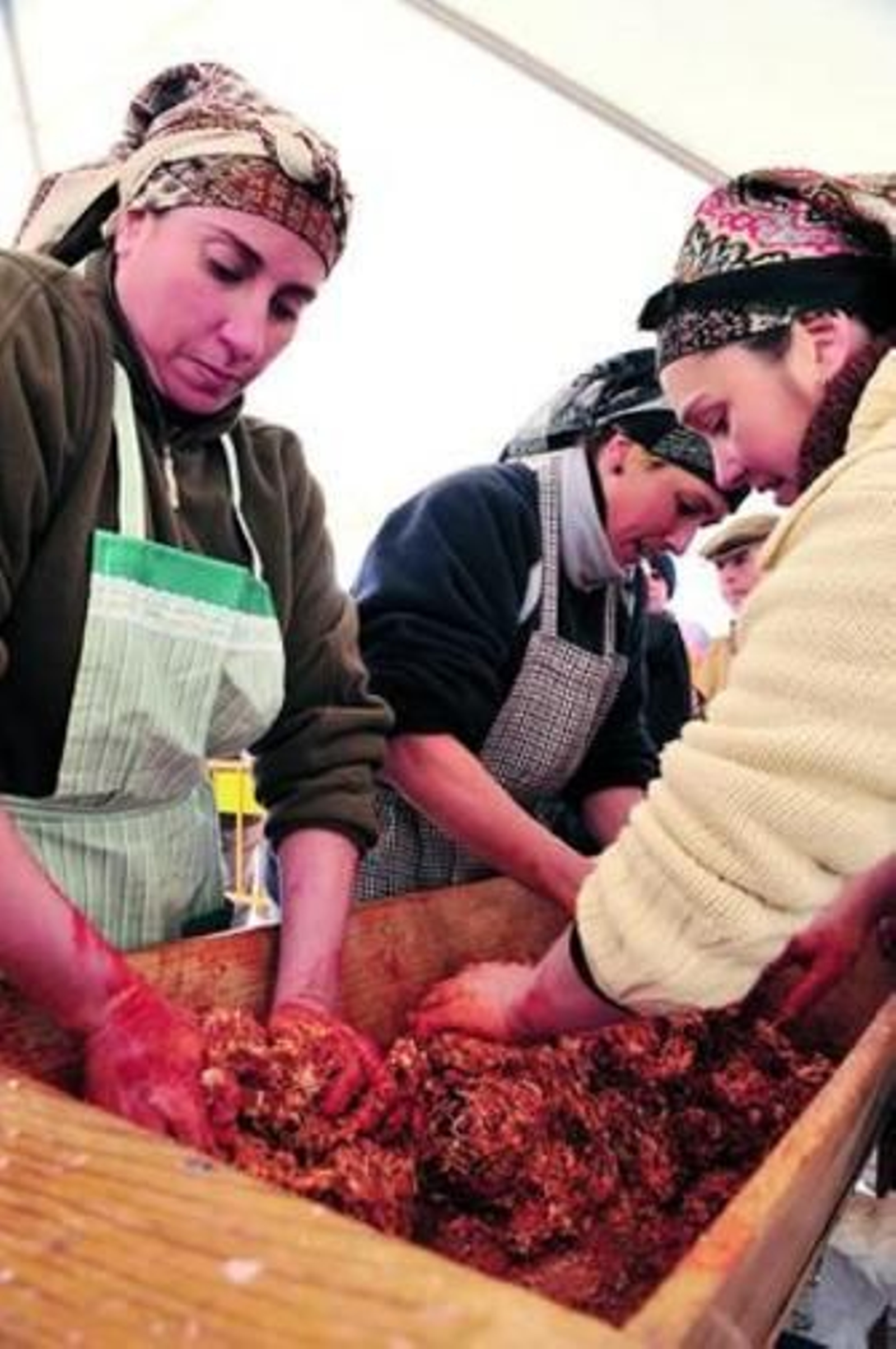 1. Los matarifes inician el despiece del cerdo y preparan la jornada. 2. Las mujeres amasan lo que después será morcilla. 3. Detalle del despiece del cerdo.