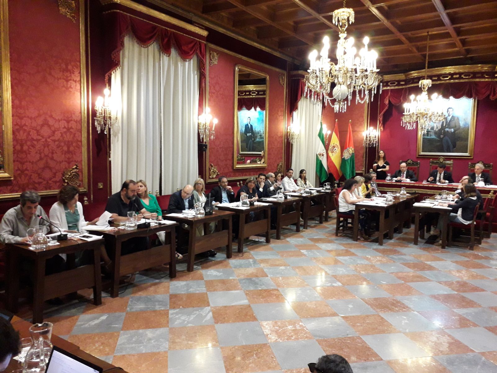 Concejales de Podemos-IU y PSOE, durante el pleno de organización del Ayuntamiento de Granada.