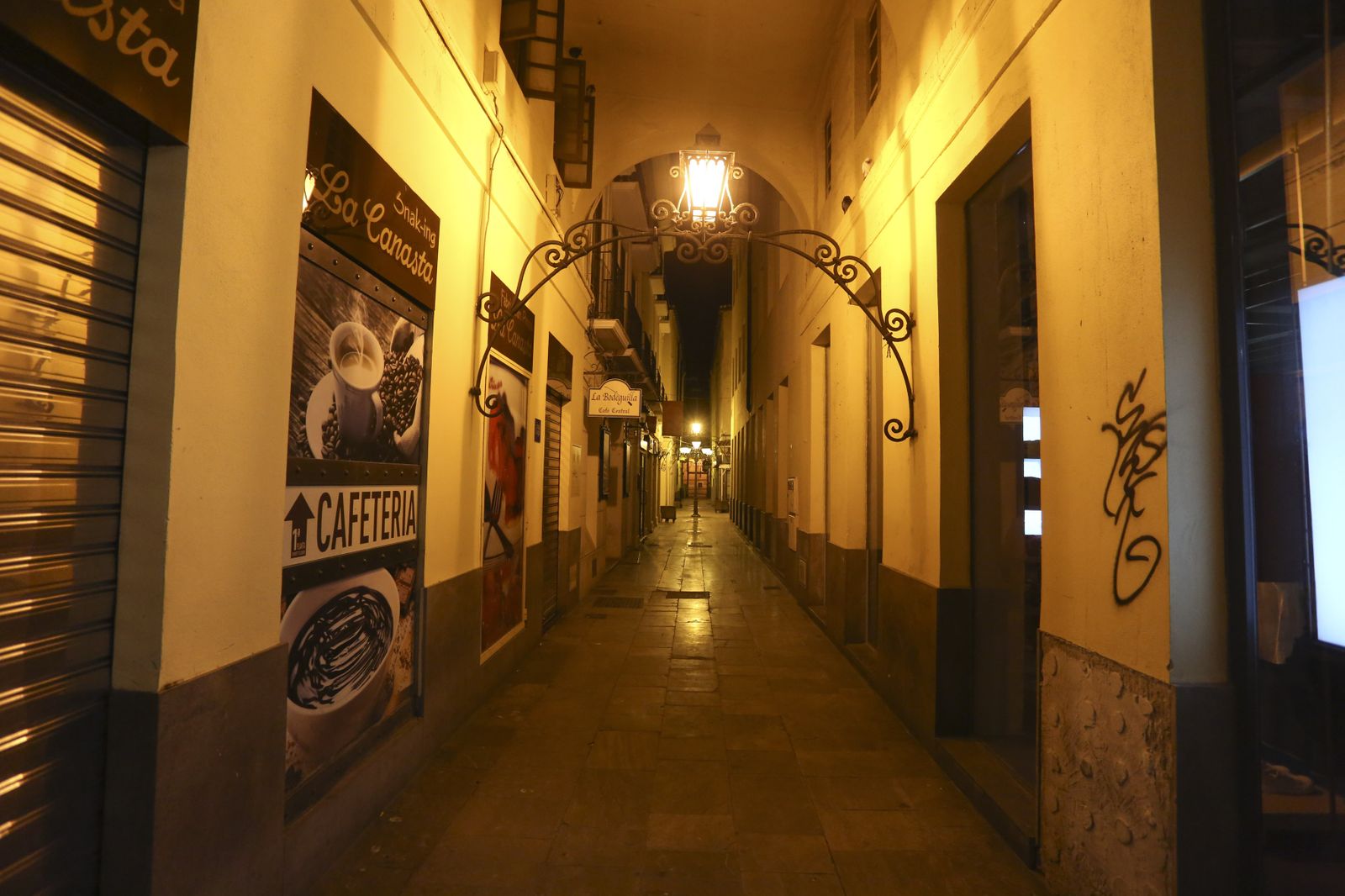 El coronavirus dibuja una noche desierta en el centro de Málaga, en fotos