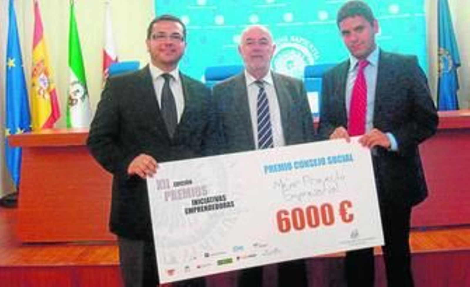 Los emprendedores Pedro Raya y José Baena, junto al rector de la UAL, tras recibir el premio a finales de junio.