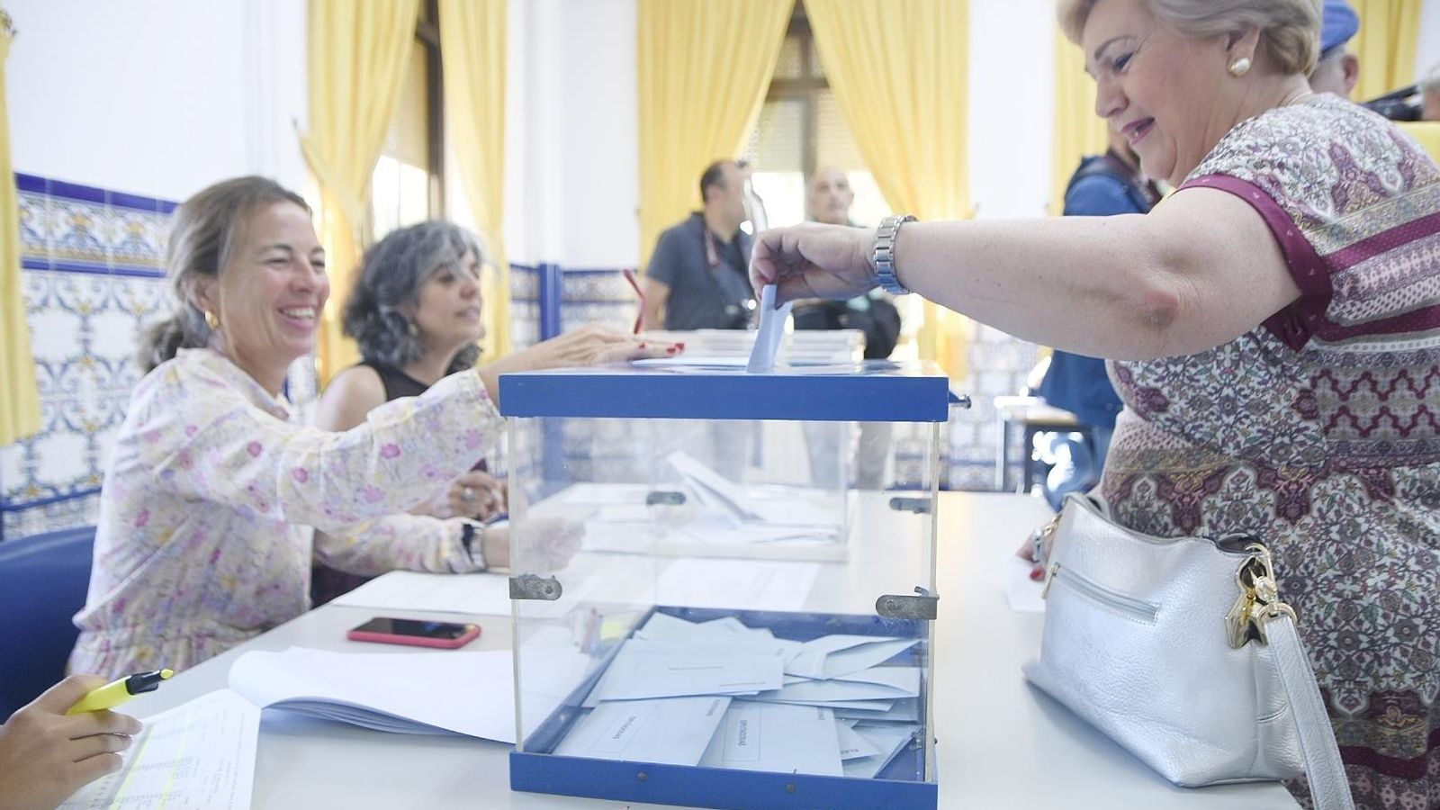Una mujer votando en un colegio electoral en Córdoba