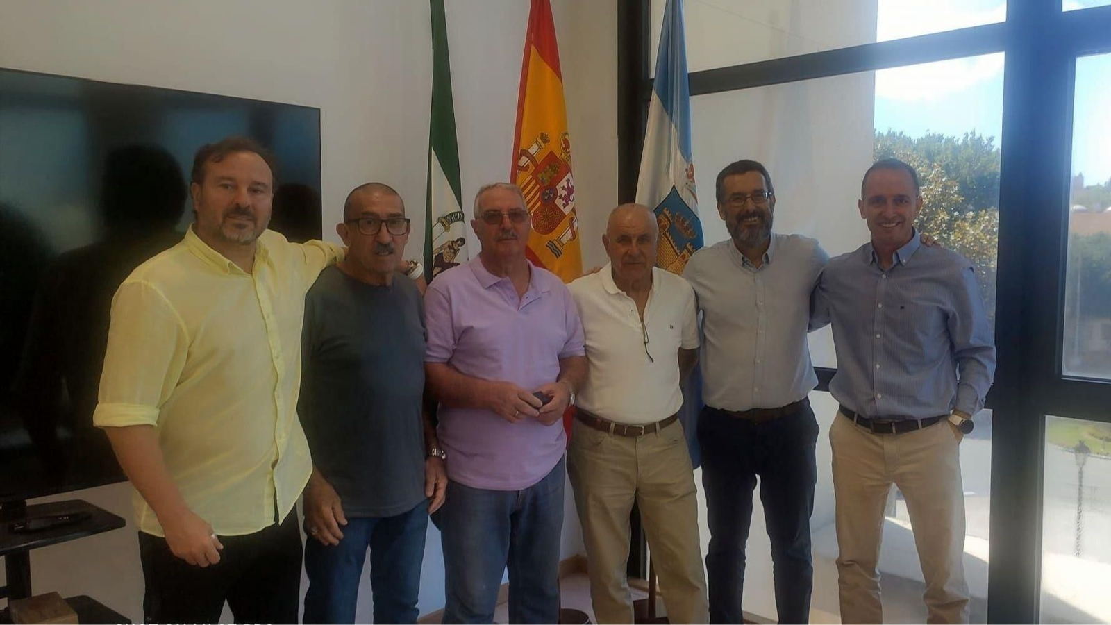 Visita de los veteranos de la Balona al Ayuntamiento de La Línea.