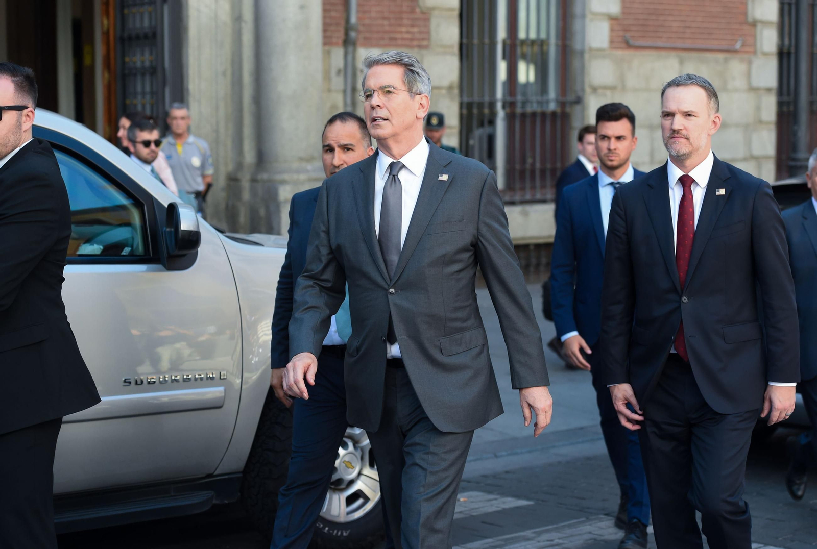 El secretario del Tesoro de Estados Unidos, Scott Bessent (centro), a su salida del Ministerio de Asuntos Exteriores en Madrid. El secretario del Tesoro de Estados Unidos, Scott Bessent (centro), a su salida del Ministerio de Asuntos Exteriores en Madrid.