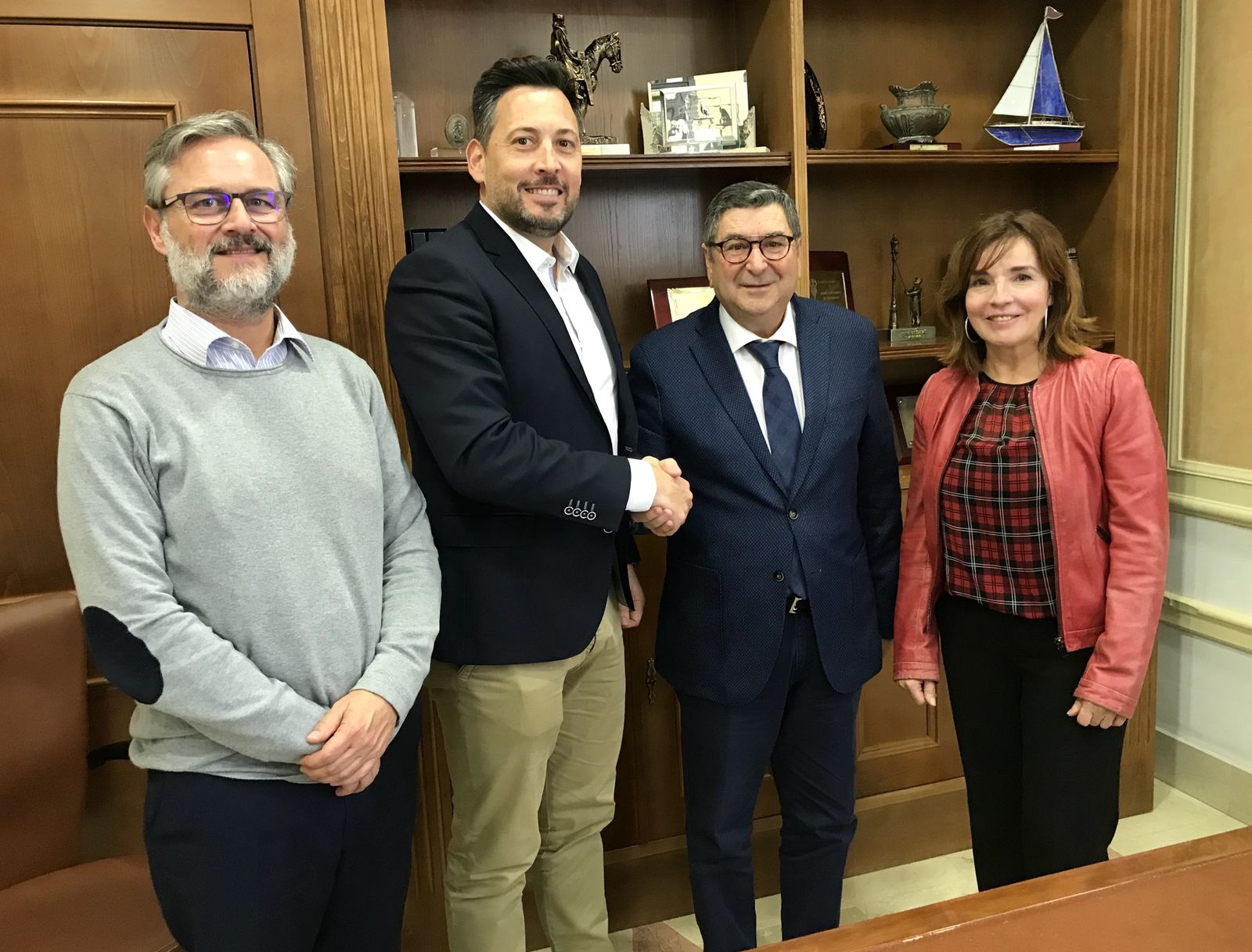 Firma del acuerdo entre el alcalde de Vélez-Málaga y la empresa Sigfrito Fruit.