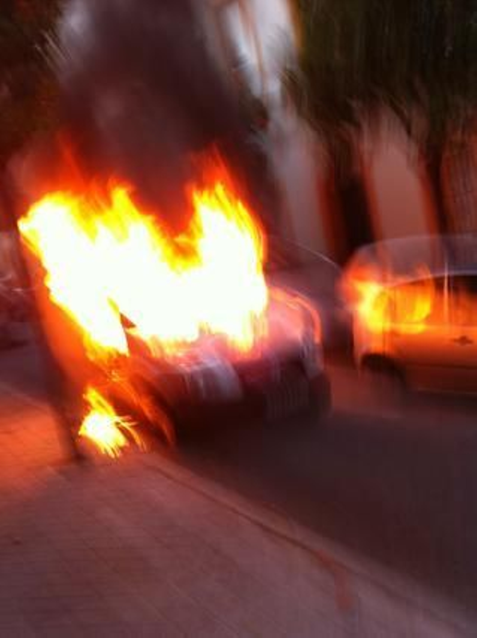 Fotografía de la furgoneta ardiendo tras la explosión.

Foto: Agustín Martínez